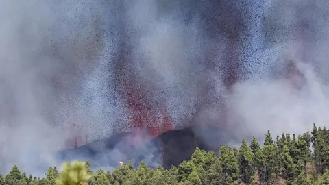 Momento de las primeras erupciones de este domingo en La Palma. COPE.ES