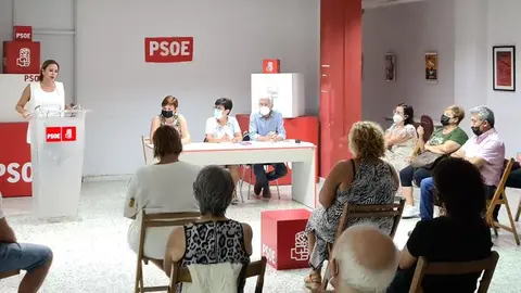 La secretaria general hablando para los integrantes de la formación en la sede de Arrecife