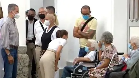 Los Reyes visitan a evacuados por volcán La Palma