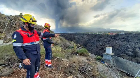 Los bomberos de Lanzarote se encontraban este viernes colaborando en la zona más afectada por la erupción