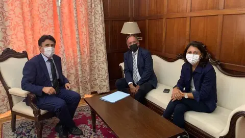Manuel Fajardo y Paloma Hernández junto a Juan Luis Lorenzo Bragado 