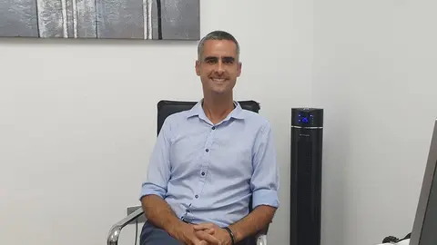 Alexis Tejera en su despacho del Ayuntamiento de San Bartolomé.