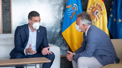 GRAFCAN2074. ARRECIFE (LANZAROTE), 11/08/2021.- El presidente del Gobierno, Pedro Sánchez, recibió este miércoles al presidente de Canarias, Ángel Víctor Torres, en Lanzarote, donde se encuentra de vacaciones, para repasar los asuntos pendientes entre las dos administraciones.EFE/ Carlos Del Saá