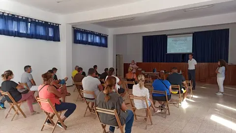 REUNIOìN ALICIA PAìEZ CON VECINOS LA GRACIOSA