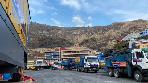 Imagen de la maquinaria desplazada de Perforaciones y Sondeos La Cañada desplazadas a La Palma para la instalación de las desaladoras por la crisis del volcán.
