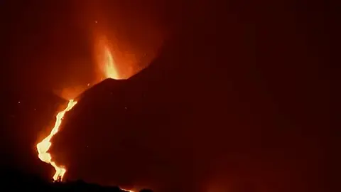 Imagen en directo de la violencia con la que se estaba comportando este sábado por la noche el volcán de La Palma. 