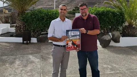 ALEXIS TEJERA E ISIDRO PÉREZ CON CARTEL VERTICAL MB