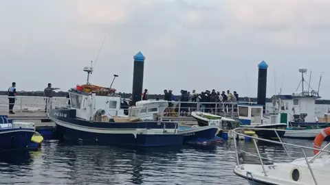 Momento en el que desembarcan los inmigrantes. en el puerto de Órzola
