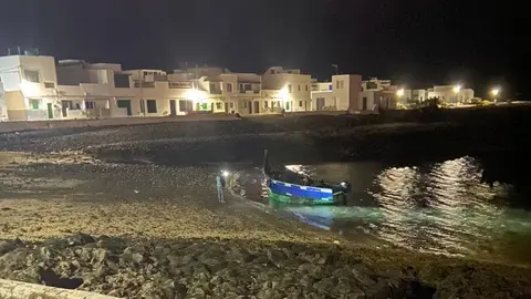 Imagen de la patera que llegó de madrugada a Caleta de Caballo.