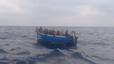 Momento en el que fue localizada la embarcación cerca del norte de Lanzarote este viernes