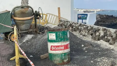 Imagen de la obra paralizada que denuncia el PSOE de Haría. 