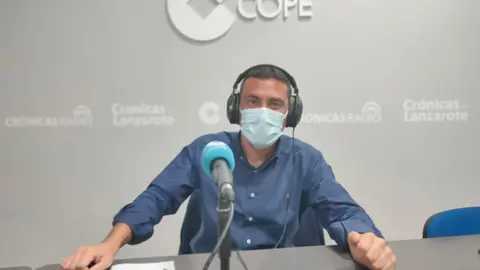 Oswaldo Betancort en el estudio de Crónicas Radio-COPE Lanzarote