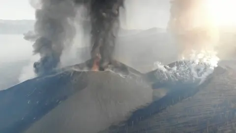 Imagen del volcán de La Palma de este domingo.