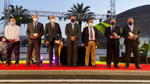 Grupo de distinguidos con el alcalde Óscar Noda