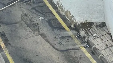 Imagen de algunos restos de latas en las calles aledañas al Varadero.
