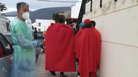 Imagen de los inmigrantes que han sido atendidos en su llegada a Arrieta.
