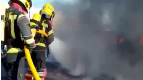 Imagen de los bomberos en el momento de su actuación en Tías.