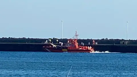 Imagen de Salvamento Marítimo dejando a los inmigrantes en Arrecife