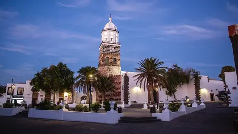 PLAZA-LEONES-LA-VILLA-DE-TEGUISE