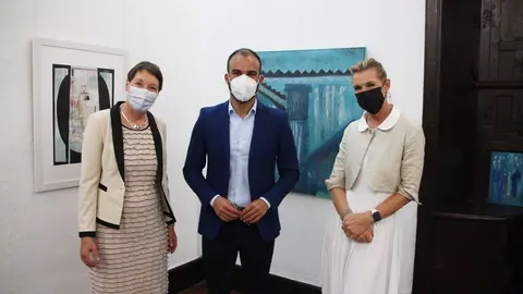 El concejal de Cultura con las artistas