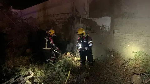 Los bomberos en el momento en el que sofocaron el incendio
