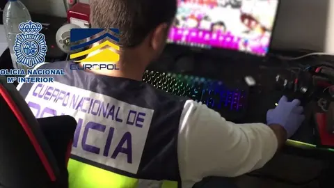 Un agente investigando delitos cometidos en Internet.