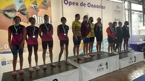Imagen de la entrega de premios a las ganadoras del 4 por 200 metros.