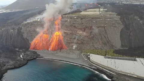 091121 La lava llega al acantilado de la playa de Los Guirres