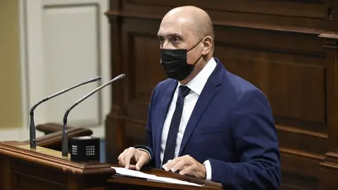 Pedro Viera durante su intervención en el Parlamento autonómico.