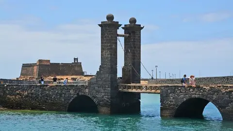 puente-de-bolas-en-arrecife-lanzarote-81109-xl