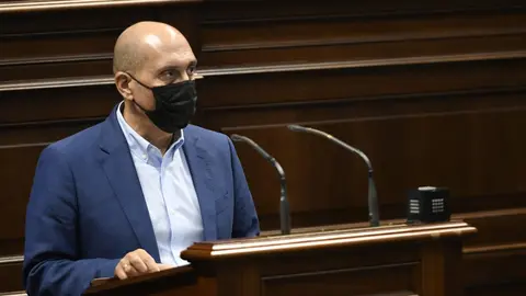 Pedro Viera durante su intervención en el Parlamento autonómico.
