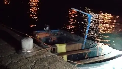 Imagen de archivo de otra patera que llegó de noche a Lanzarote.