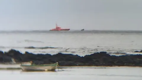 Imagen de archivo de la llegada de una patera a Órzola interceptada por Salvamento Marítimo