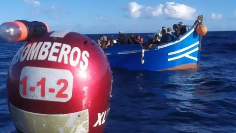 Momento en el que los bomberos del Consorcio contactan con la patera que estaba a la deriva