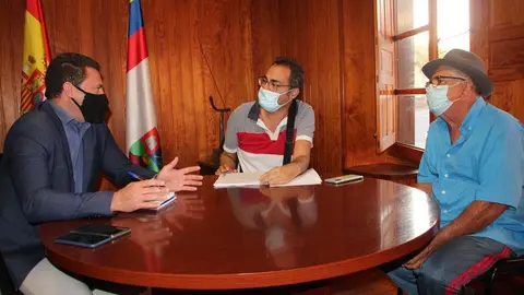 Reunión del alcalde de Yaiza con responsables de APUSAS