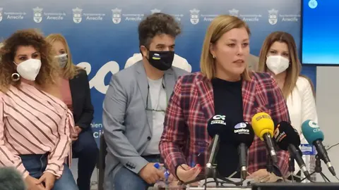 Astrid Pérez durante la rueda de prensa desarrollada este jueves en el Archivo Municipal de Arrecife.