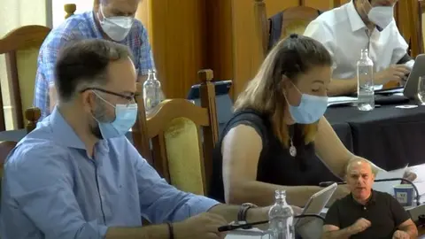 Jorge Peñas y Myriam Barros durante un pleno celebrado en el Cabildo de Lanzarote.