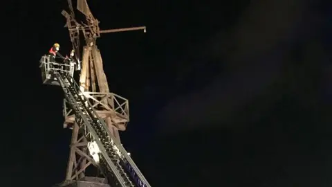 Imagen de la actuación de los bomberos en el molino