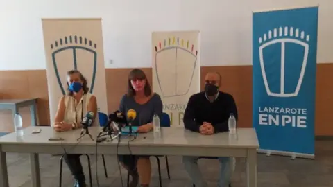 Momento de la rueda de prensa en la que Leticia Padilla anuncia que no se van a incorporar al nuevo Gobierno de Arrecife.