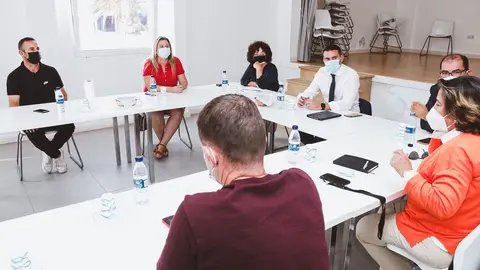 MESA TRABAJO ALQUILER COCHES Y GUIìAS TEGUISE