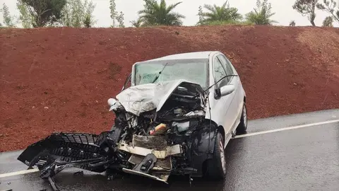 Así quedó uno de los coches siniestrados este viernes