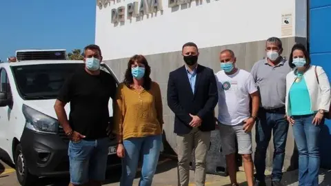 El alcalde de Yaiza, Óscar Noda, con un grupo de pescadores de la Cofradía de Playa Blanca