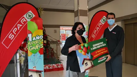 Momento de la entrega del premio a la ganadora. 