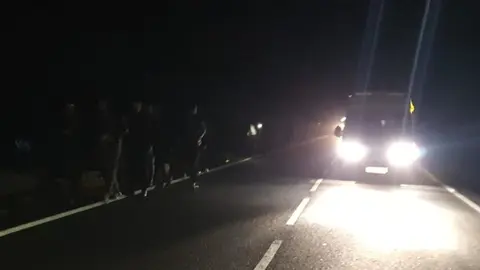 La Guardia Civil localizó a varios inmigrantes caminando por la carretera.