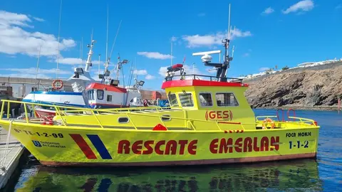 Embarcación de Emerlan este sábado tras llevar el cadáver encontrado al muelle de La Tiñosa
