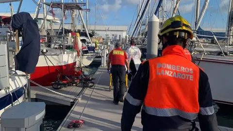 Momento del traslado de la persona que estaba mal en el puerto Marina Lanzarote