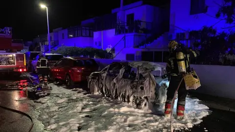 Imagen de la cantidad de espuma que tuvieron ue usar los bomberos para terminar con el fuego