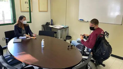 Imagen de la reunión mantenida con la consejera de Bienestar Social, Isabel Martín