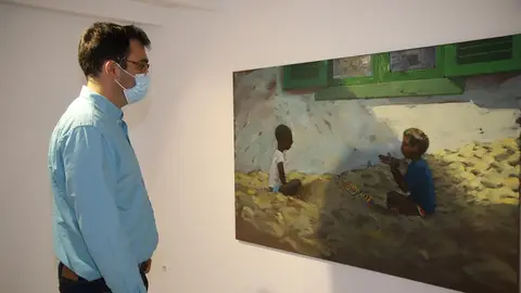 Alberto Aguiar observando la obra de Francisco Castro