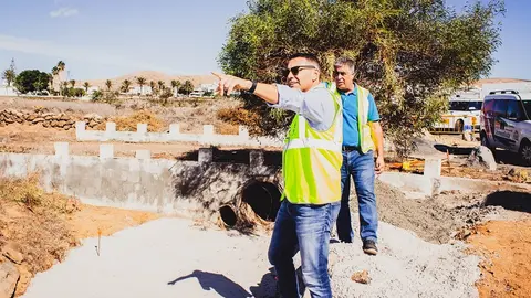 El alcalde de Teguise y el concejal de Obras visitando la zona en la que se está realizando la nueva carretera.